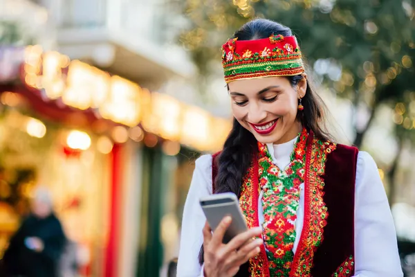 একজন পুরুষ তার ল্যাপটপে মনোযোগ দিয়ে কাজ করছেন, ব্যাকগ্রাউন্ডে লাইভ স্ট্যাটস — যা CD45 মোবাইল অ্যাপের স্পোর্টস ও গেমিং ফিচারগুলোকে তুলে ধরে।